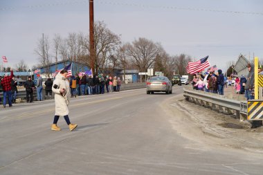 Oakdale, Wisconsin ABD - 4 Mart 2022: Pro Amerikalılar ve Trump taraftarları, I90 ve I94 otobanlarında Özgürlük Konvoyuna destek veren bayraklar sallayarak toplandılar.