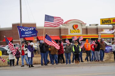 Oakdale, Wisconsin ABD - 4 Mart 2022: Pro Amerikalılar ve Trump taraftarları, I90 ve I94 otobanlarında Özgürlük Konvoyuna destek veren bayraklar sallayarak toplandılar.