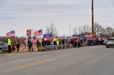 Oakdale, Wisconsin ABD - 4 Mart 2022: Pro Amerikalılar ve Trump taraftarları, I90 ve I94 otobanlarında Özgürlük Konvoyuna destek veren bayraklar sallayarak toplandılar.