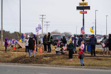 Oakdale, Wisconsin ABD - 4 Mart 2022: Yanlısı Amerikalılar ve Trump taraftarları Loves Fuel istasyonunda toplandı ve Wisconsin 'de seyahat eden Özgürlük Konvoyuna destek gösterdiler..