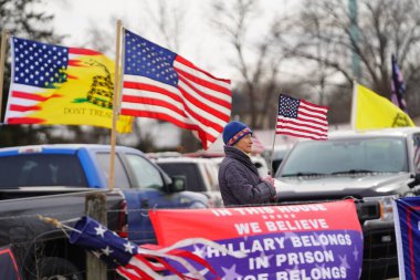 Oakdale, Wisconsin ABD - 4 Mart 2022: Yanlısı Amerikalılar ve Trump taraftarları Loves Fuel istasyonunda toplandı ve Wisconsin 'de seyahat eden Özgürlük Konvoyuna destek gösterdiler..