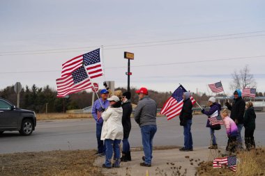 Oakdale, Wisconsin ABD - 4 Mart 2022: Pro Amerikalılar ve Trump taraftarları, I90 ve I94 otobanlarında Özgürlük Konvoyuna destek veren bayraklar sallayarak toplandılar.