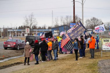 Oakdale, Wisconsin ABD - 4 Mart 2022: Pro Amerikalılar ve Trump taraftarları, I90 ve I94 otobanlarında Özgürlük Konvoyuna destek veren bayraklar sallayarak toplandılar.
