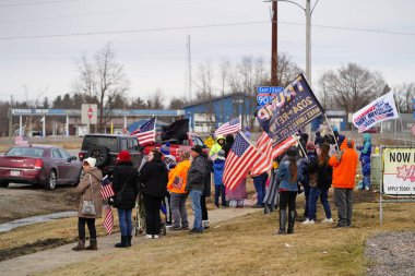Oakdale, Wisconsin ABD - 4 Mart 2022: Pro Amerikalılar ve Trump taraftarları, I90 ve I94 otobanlarında Özgürlük Konvoyuna destek veren bayraklar sallayarak toplandılar.