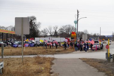 Oakdale, Wisconsin ABD - 4 Mart 2022: Yanlısı Amerikalılar ve Trump taraftarları Loves Fuel istasyonunda toplandı ve Wisconsin 'de seyahat eden Özgürlük Konvoyuna destek gösterdiler..