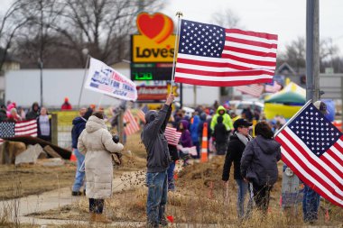 Oakdale, Wisconsin ABD - 4 Mart 2022: Yanlısı Amerikalılar ve Trump taraftarları Loves Fuel istasyonunda toplandı ve Wisconsin 'de seyahat eden Özgürlük Konvoyuna destek gösterdiler..