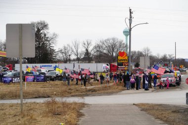 Oakdale, Wisconsin ABD - 4 Mart 2022: Yanlısı Amerikalılar ve Trump taraftarları Loves Fuel istasyonunda toplandı ve Wisconsin 'de seyahat eden Özgürlük Konvoyuna destek gösterdiler..