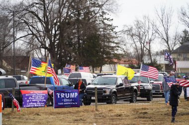Oakdale, Wisconsin ABD - 4 Mart 2022: Yanlısı Amerikalılar ve Trump taraftarları Loves Fuel istasyonunda toplandı ve Wisconsin 'de seyahat eden Özgürlük Konvoyuna destek gösterdiler..