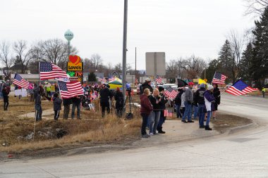 Oakdale, Wisconsin ABD - 4 Mart 2022: Yanlısı Amerikalılar ve Trump taraftarları Loves Fuel istasyonunda toplandı ve Wisconsin 'de seyahat eden Özgürlük Konvoyuna destek gösterdiler..