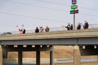 Oakdale, Wisconsin ABD - 4 Mart 2022: Pro Amerikalılar ve Trump taraftarları, I90 ve I94 otobanlarında Özgürlük Konvoyuna destek veren bayraklar sallayarak toplandılar.