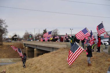 Oakdale, Wisconsin ABD - 4 Mart 2022: Pro Amerikalılar ve Trump taraftarları, I90 ve I94 otobanlarında Özgürlük Konvoyuna destek veren bayraklar sallayarak toplandılar.