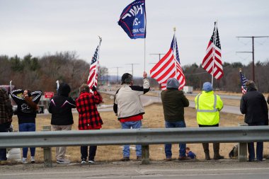 Oakdale, Wisconsin ABD - 4 Mart 2022: Pro Amerikalılar ve Trump taraftarları, I90 ve I94 otobanlarında Özgürlük Konvoyuna destek veren bayraklar sallayarak toplandılar.