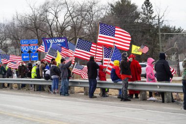Oakdale, Wisconsin ABD - 4 Mart 2022: Pro Amerikalılar ve Trump taraftarları, I90 ve I94 otobanlarında Özgürlük Konvoyuna destek veren bayraklar sallayarak toplandılar.