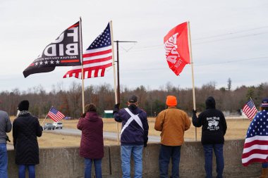 Oakdale, Wisconsin ABD - 4 Mart 2022: Pro Amerikalılar ve Trump taraftarları, I90 ve I94 otobanlarında Özgürlük Konvoyuna destek veren bayraklar sallayarak toplandılar.