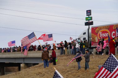 Oakdale, Wisconsin ABD - 4 Mart 2022: Pro Amerikalılar ve Trump taraftarları, I90 ve I94 otobanlarında Özgürlük Konvoyuna destek veren bayraklar sallayarak toplandılar.