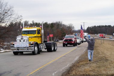 Oakdale, Wisconsin ABD - 4 Mart 2022: Yanlısı Amerikalılar ve Trump taraftarları Loves Fuel istasyonunda toplandı ve Wisconsin 'de seyahat eden Özgürlük Konvoyuna destek gösterdiler..