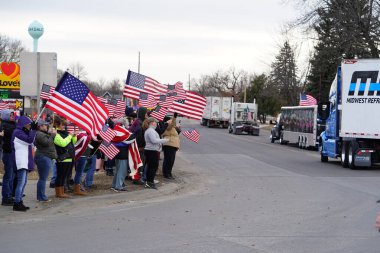 Oakdale, Wisconsin ABD - 4 Mart 2022: Yanlısı Amerikalılar ve Trump taraftarları Loves Fuel istasyonunda toplandı ve Wisconsin 'de seyahat eden Özgürlük Konvoyuna destek gösterdiler..