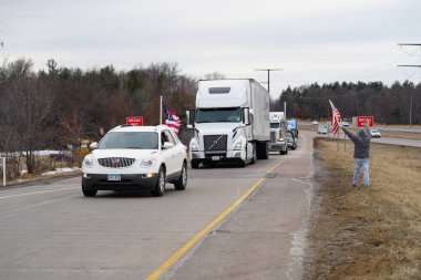 Oakdale, Wisconsin ABD - 4 Mart 2022: Yanlısı Amerikalılar ve Trump taraftarları Loves Fuel istasyonunda toplandı ve Wisconsin 'de seyahat eden Özgürlük Konvoyuna destek gösterdiler..