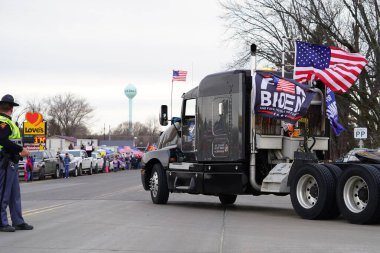 Oakdale, Wisconsin ABD - 4 Mart 2022: Yanlısı Amerikalılar ve Trump taraftarları Loves Fuel istasyonunda toplandı ve Wisconsin 'de seyahat eden Özgürlük Konvoyuna destek gösterdiler..
