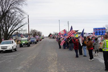 Oakdale, Wisconsin ABD - 4 Mart 2022: Yanlısı Amerikalılar ve Trump taraftarları Loves Fuel istasyonunda toplandı ve Wisconsin 'de seyahat eden Özgürlük Konvoyuna destek gösterdiler..