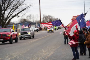 Oakdale, Wisconsin ABD - 4 Mart 2022: Yanlısı Amerikalılar ve Trump taraftarları Loves Fuel istasyonunda toplandı ve Wisconsin 'de seyahat eden Özgürlük Konvoyuna destek gösterdiler..
