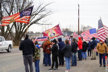 Oakdale, Wisconsin ABD - 4 Mart 2022: Yanlısı Amerikalılar ve Trump taraftarları Loves Fuel istasyonunda toplandı ve Wisconsin 'de seyahat eden Özgürlük Konvoyuna destek gösterdiler..