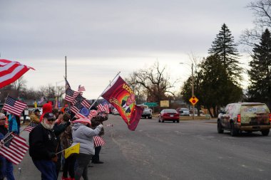 Oakdale, Wisconsin ABD - 4 Mart 2022: Yanlısı Amerikalılar ve Trump taraftarları Loves Fuel istasyonunda toplandı ve Wisconsin 'de seyahat eden Özgürlük Konvoyuna destek gösterdiler..
