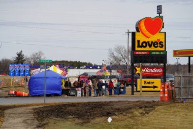 Oakdale, Wisconsin ABD - 4 Mart 2022: Yanlısı Amerikalılar ve Trump taraftarları Loves Fuel istasyonunda toplandı ve Wisconsin 'de seyahat eden Özgürlük Konvoyuna destek gösterdiler..
