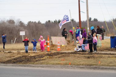 Oakdale, Wisconsin ABD - 4 Mart 2022: Yanlısı Amerikalılar ve Trump taraftarları Loves Fuel istasyonunda toplandı ve Wisconsin 'de seyahat eden Özgürlük Konvoyuna destek gösterdiler..