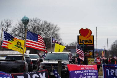 Oakdale, Wisconsin ABD - 4 Mart 2022: Yanlısı Amerikalılar ve Trump taraftarları Loves Fuel istasyonunda toplandı ve Wisconsin 'de seyahat eden Özgürlük Konvoyuna destek gösterdiler..
