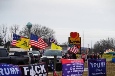 Oakdale, Wisconsin ABD - 4 Mart 2022: Yanlısı Amerikalılar ve Trump taraftarları Loves Fuel istasyonunda toplandı ve Wisconsin 'de seyahat eden Özgürlük Konvoyuna destek gösterdiler..