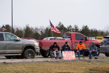 Oakdale, Wisconsin ABD - 4 Mart 2022: Yanlısı Amerikalılar ve Trump taraftarları Loves Fuel istasyonunda toplandı ve Wisconsin 'de seyahat eden Özgürlük Konvoyuna destek gösterdiler..
