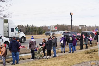 Oakdale, Wisconsin ABD - 4 Mart 2022: Pro Amerikalılar ve Trump taraftarları, I90 ve I94 otobanlarında Özgürlük Konvoyuna destek veren bayraklar sallayarak toplandılar.