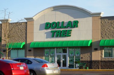 Tomah, Wisconsin USA - 11 Mayıs 2023: Dolar Ağacı İndirim Mağazası.