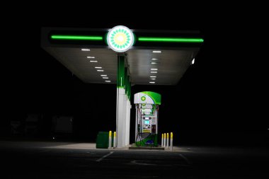 Yeni Lizbon, Wisconsin ABD - 15 Nisan 2022: BP yakıt istasyonu halka hizmet ederken gece parlıyor
