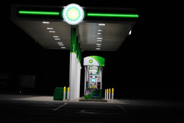 Yeni Lizbon, Wisconsin ABD - 15 Nisan 2022: BP yakıt istasyonu halka hizmet ederken gece parlıyor
