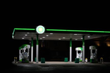 Yeni Lizbon, Wisconsin ABD - 15 Nisan 2022: BP yakıt istasyonu halka hizmet ederken gece parlıyor