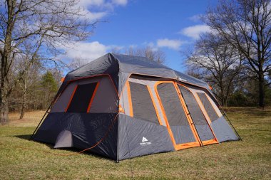 Yeni Lizbon, Wisconsin ABD - 18 Mayıs 2022: Koyu gri turuncu süs Ozark Patikası 14 x 10 ekstra büyük çadır.