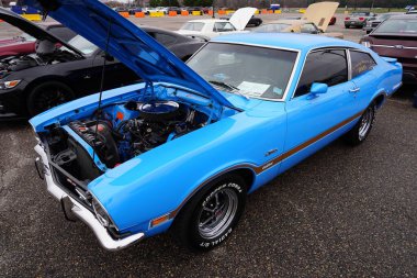 Baraboo, Wisconsin USA - 30 Nisan, 2022: 1972 Sky Blue Ford Maverick Grabber bir araba fuarında.