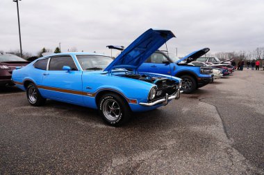 Baraboo, Wisconsin USA - 30 Nisan, 2022: 1972 Sky Blue Ford Maverick Grabber bir araba fuarında.
