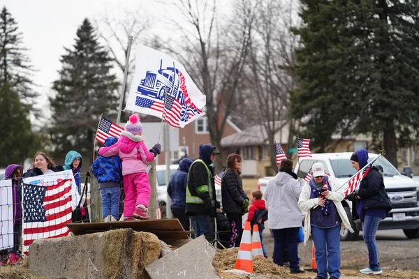 Oakdale, Wisconsin ABD - 4 Mart 2022: Yanlısı Amerikalılar ve Trump taraftarları Loves Fuel istasyonunda toplandı ve Wisconsin 'de seyahat eden Özgürlük Konvoyuna destek gösterdiler..