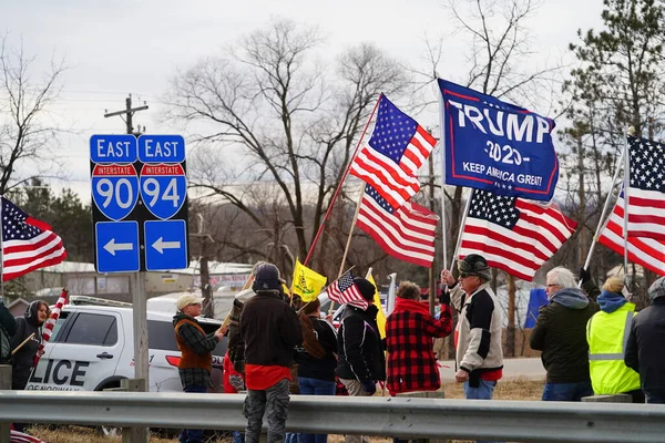 Oakdale, Wisconsin ABD - 4 Mart 2022: Pro Amerikalılar ve Trump taraftarları, I90 ve I94 otobanlarında Özgürlük Konvoyuna destek veren bayraklar sallayarak toplandılar.