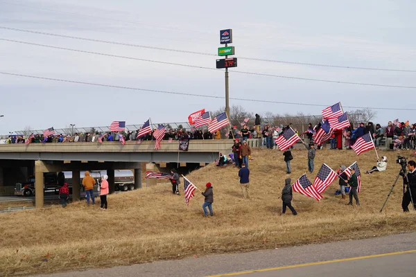 Oakdale, Wisconsin ABD - 4 Mart 2022: Pro Amerikalılar ve Trump taraftarları, I90 ve I94 otobanlarında Özgürlük Konvoyuna destek veren bayraklar sallayarak toplandılar.