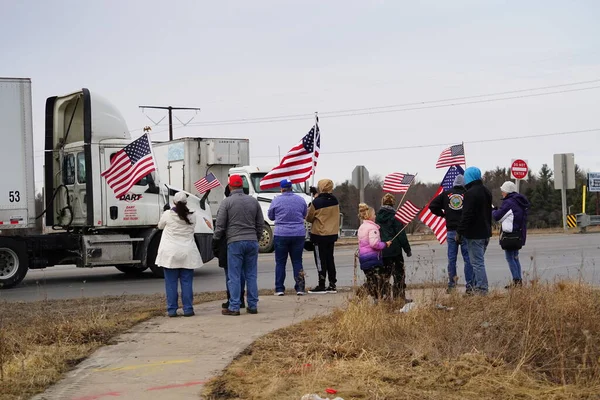 Oakdale, Wisconsin ABD - 4 Mart 2022: Pro Amerikalılar ve Trump taraftarları, I90 ve I94 otobanlarında Özgürlük Konvoyuna destek veren bayraklar sallayarak toplandılar.