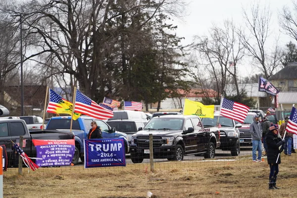 Oakdale, Wisconsin ABD - 4 Mart 2022: Yanlısı Amerikalılar ve Trump taraftarları Loves Fuel istasyonunda toplandı ve Wisconsin 'de seyahat eden Özgürlük Konvoyuna destek gösterdiler..