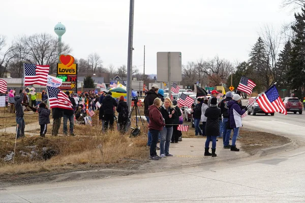 Oakdale, Wisconsin ABD - 4 Mart 2022: Yanlısı Amerikalılar ve Trump taraftarları Loves Fuel istasyonunda toplandı ve Wisconsin 'de seyahat eden Özgürlük Konvoyuna destek gösterdiler..