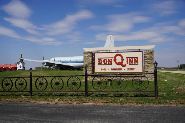 Dodgeville, Wisconsin ABD - 14 Nisan 2023: Don Q Inn yetişkin kaçamağı oteli.