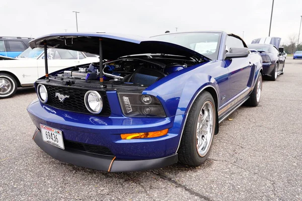 Baraboo Wisconsin Ηπα Απριλίου 2022 Σκούρο Μπλε 2006 Ford Mustang — Φωτογραφία Αρχείου