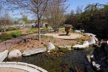 İnsanlar botanik bahçesi ve konservatuarın arkasında lagün yarattılar..