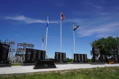 Yeni Lizbon, Wisconsin ABD - 1 Haziran 2022: Ölen askerlerin anısına Gazi Anıtı.